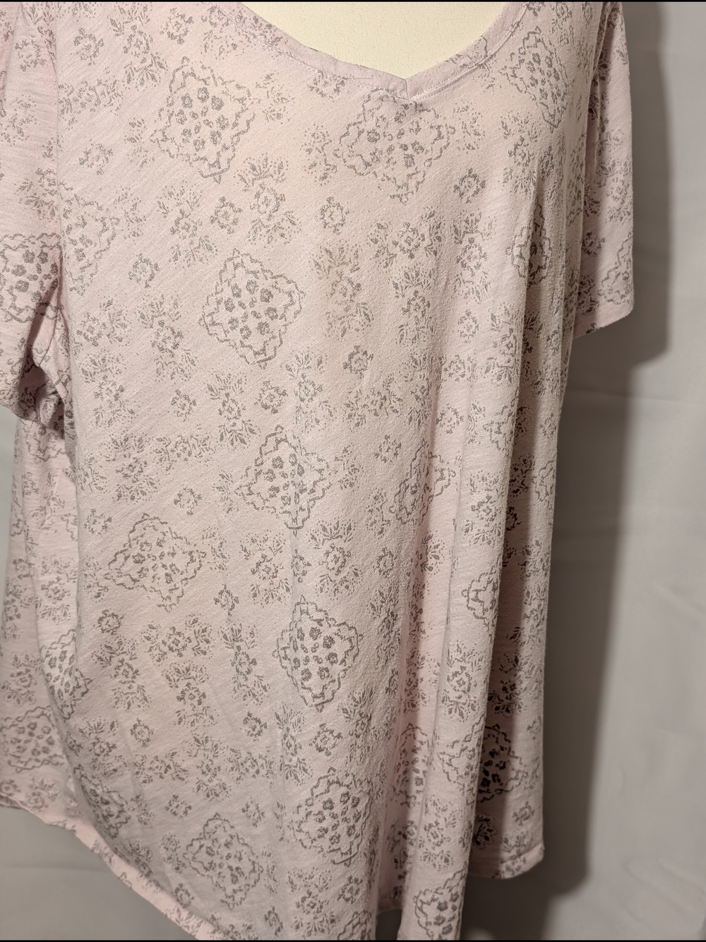 Sonoma Goods For Life Pink V-neck Tee with Silver medallion Print Size 2X - Picture 9 of 16